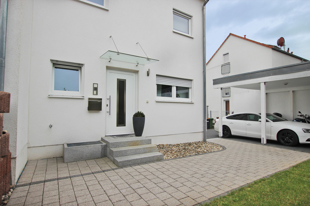 Hausansicht + Carport Haus kaufen Stuttgart