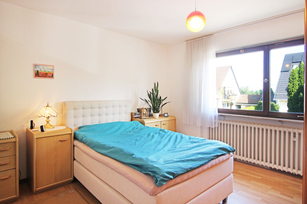 OG: 2-Zimmer-Wohnung: Schlafzimmer  Haus kaufen Stuttgart-Möhringen